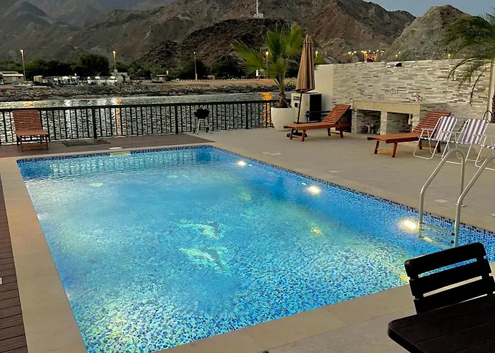 Al Dana Palma Villa - Luxury 4-Bedroom Villa With Heated Pool & Mountain Sea View