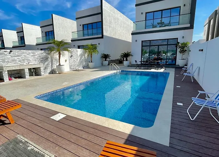 Al Dana Palma Villa - Luxury 4-Bedroom Villa With Heated Pool & Mountain Sea View