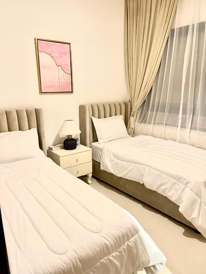 Villa Al Dana Palma - Luxury 4-bedroom With Heated Pool & Mountain Sea View *