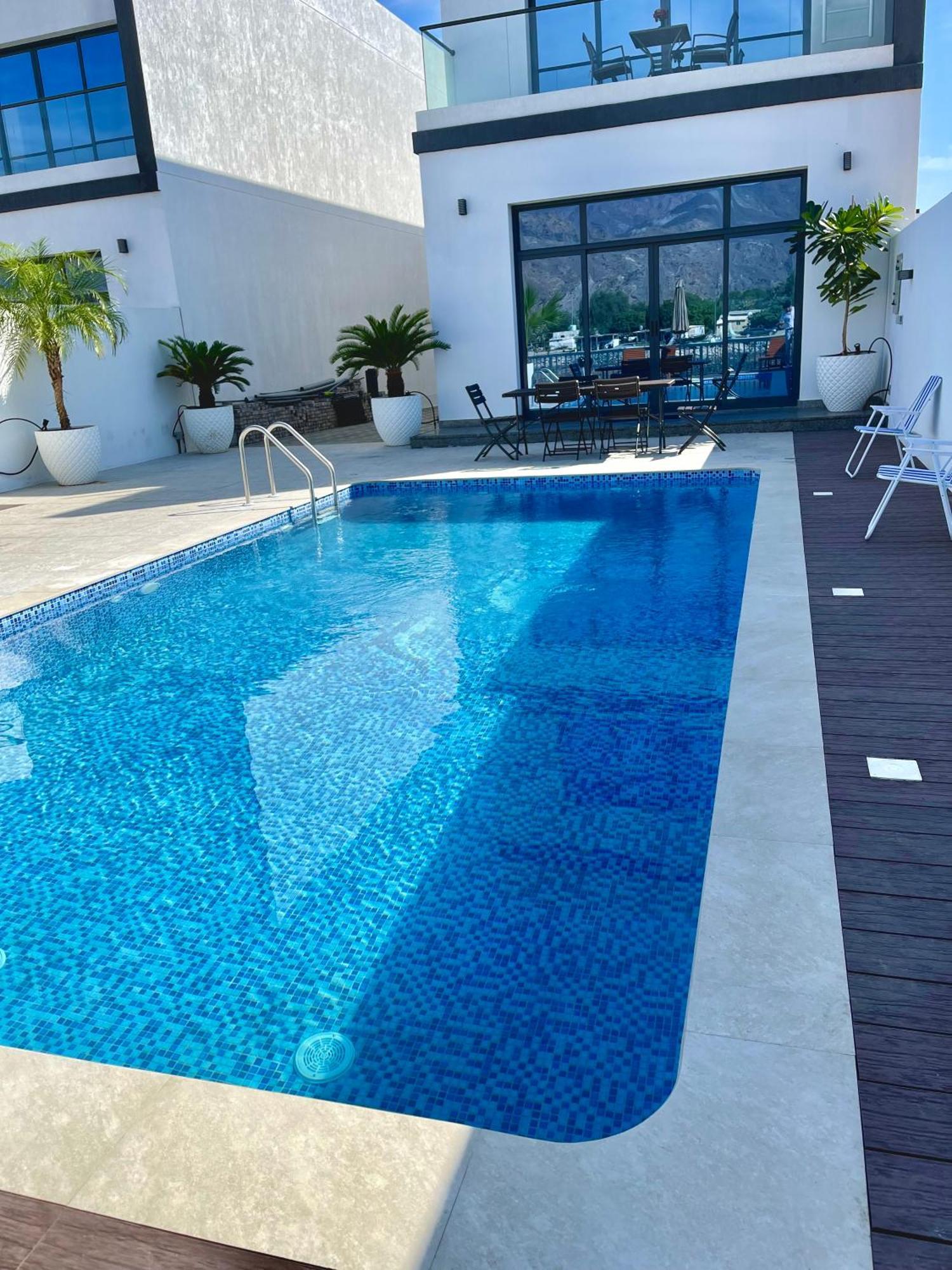 Al Dana Palma - Luxury 4-bedroom With Heated Pool & Mountain Sea View