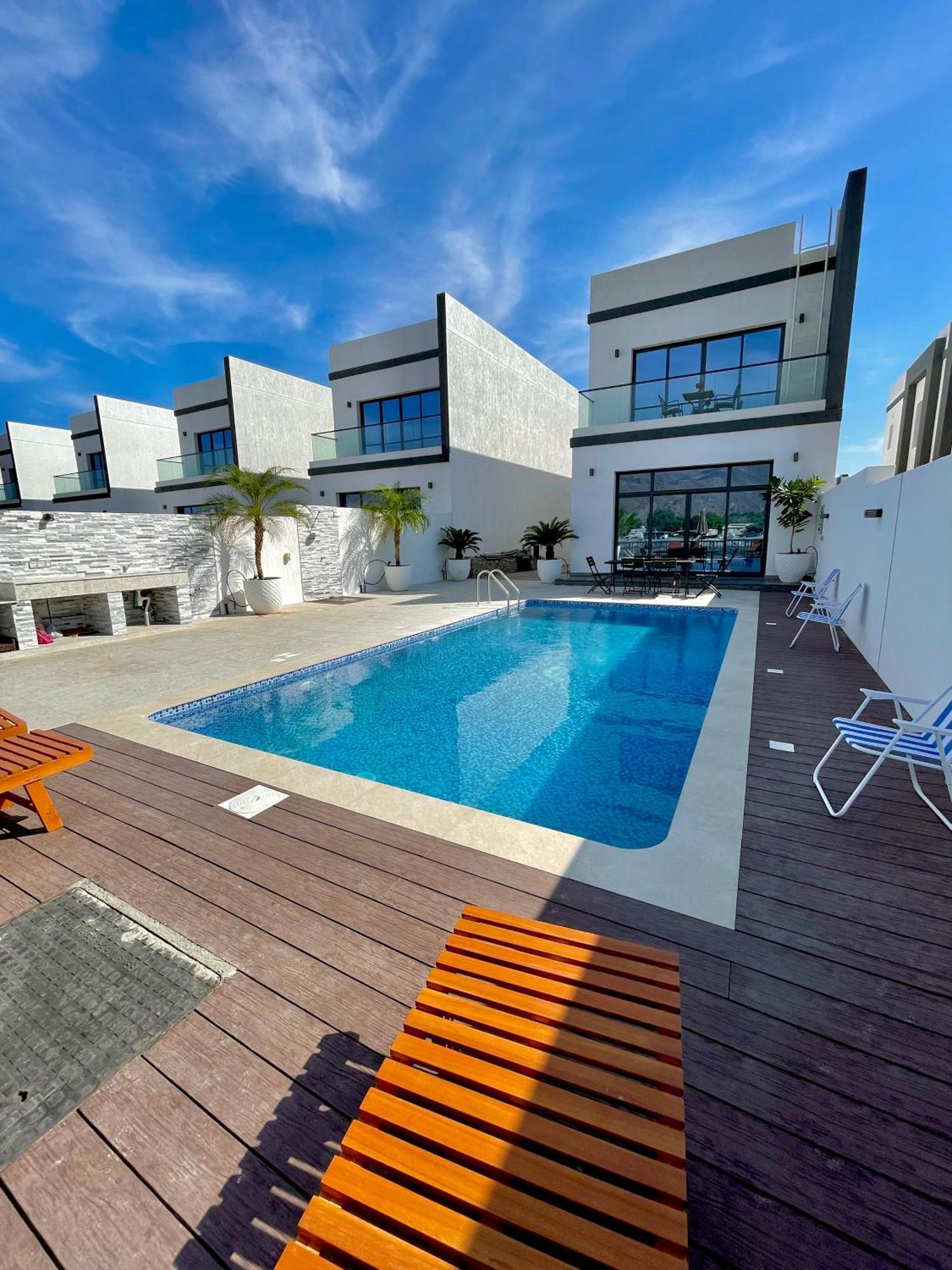 Al Dana Palma - Luxury 4-bedroom With Heated Pool & Mountain Sea View