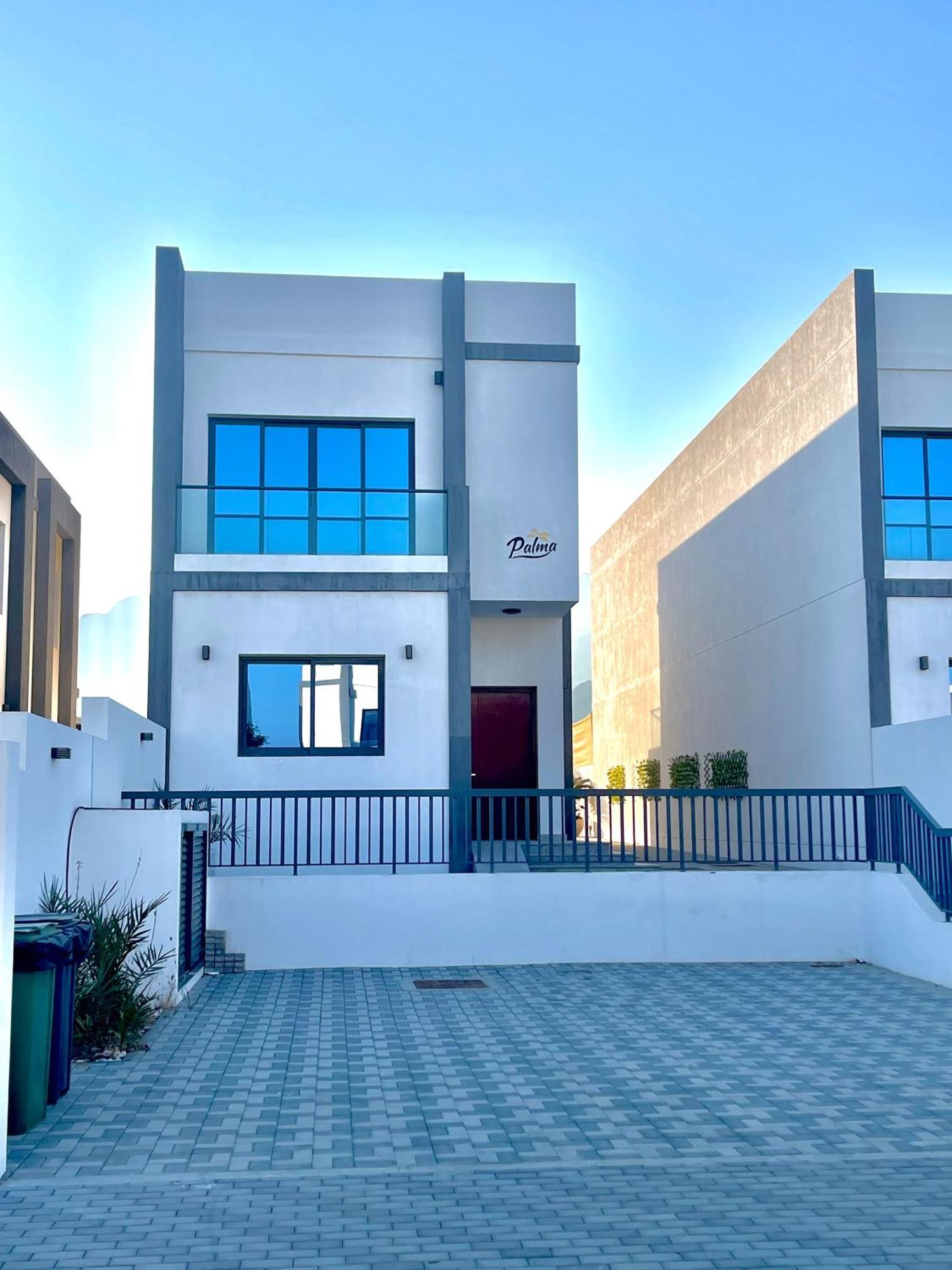 Villa Al Dana Palma - Luxury 4-bedroom With Heated Pool & Mountain Sea View *